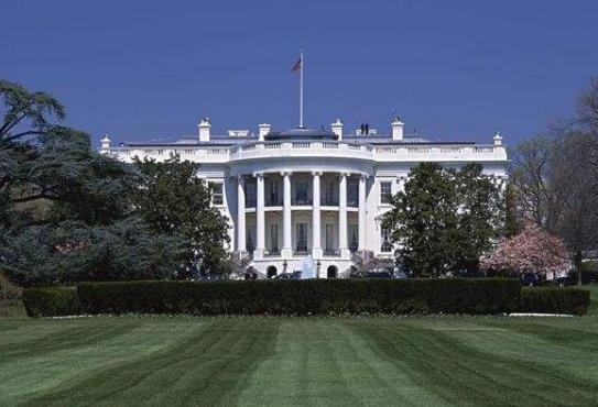 白宫出现惊险一幕！数千辆巴士排起十里长队，对峙白宫只为讨说法