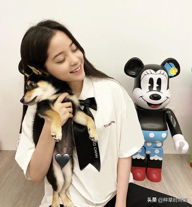 别再跟风穿T恤了，今年巨流行的“短袖”长这样