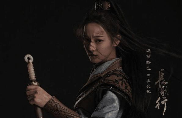 迪丽热巴高开叉长裙，亮相2020腾讯视频年度发布会，女王范十足