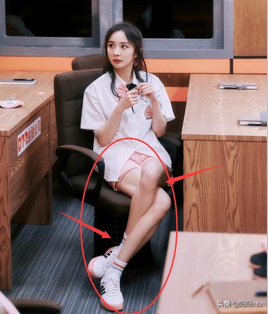 杨幂穿短裤坐着不方便，谁注意她的坐姿？一般