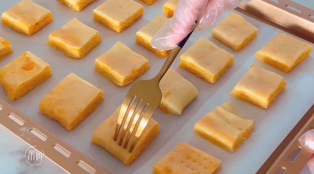 别直接吃咸蛋黄了，教你用咸蛋黄来做饼干，香浓酥脆，越吃越香