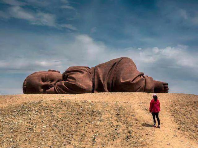 全球最大的“巨婴”雕像，独自沉睡2年之久，被称为“大地之子”
