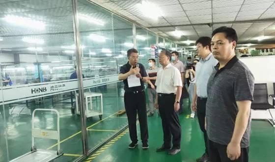 市工信局副局長李君、總工程師李陽一行蒞臨洛陽鴻元軸承考察指導