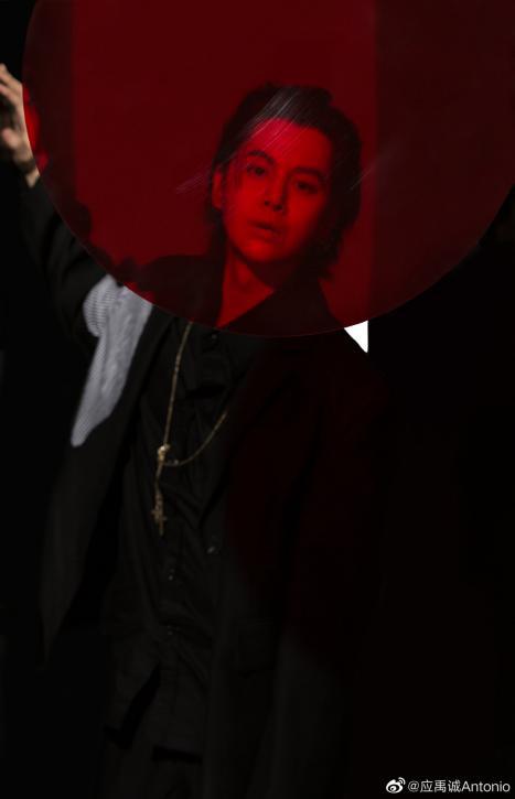 歌手演员应禹诚时尚大片曝光 解锁夏日最飒穿搭