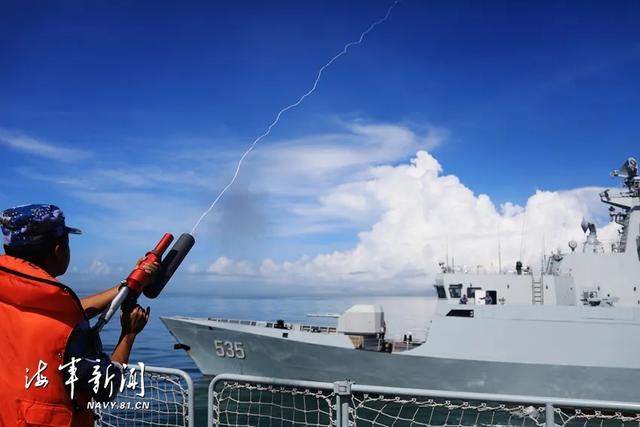 东海，舰艇编队破浪出击