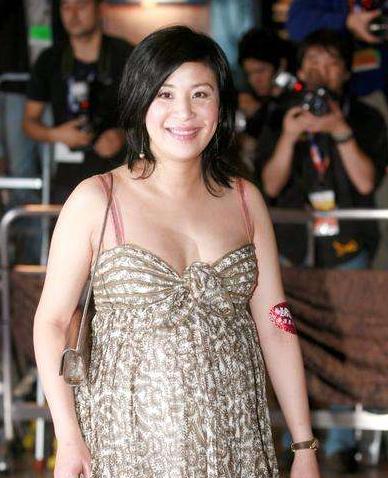 她坐拥4亿财产，与丈夫结婚23年不领证，如今女