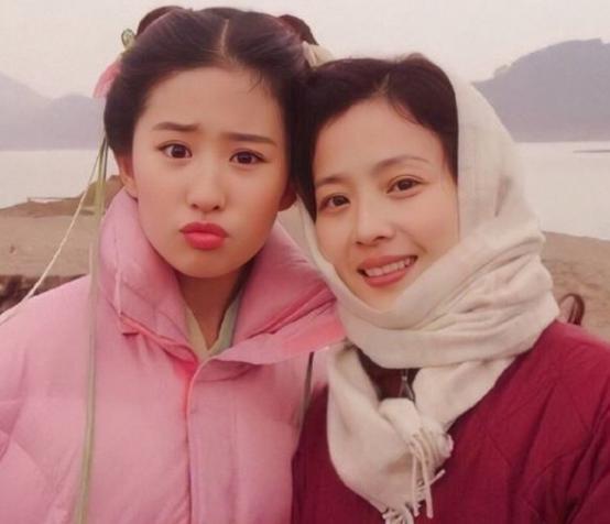 以为刘亦菲已经够美了，在看到她妈妈后，才懂