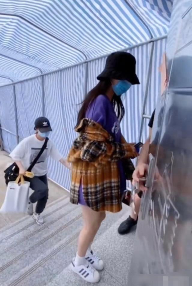 她被偷拍裙底？这都能算性骚扰了吧！还是应该