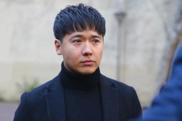 董璇罕晒女儿，家中内景曝光无一家具只见墙？