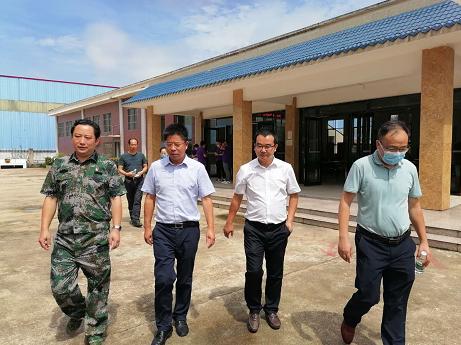 湖北武穴：愛心企業(yè)家鄧必陽向雞公嶺中學(xué)捐價(jià)值7萬元空調(diào)助學(xué)