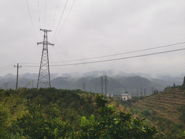 摩旅湘西，单人单车翻越湖南第一大山，雨雾中的雪峰山奇秀险峻