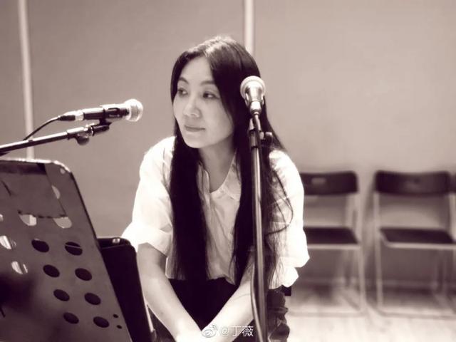 给那英、刘德华写歌，陪何炅走红毯，为什么她不红还招人爱？