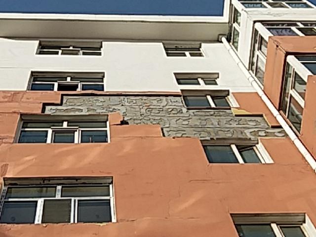 「齐齐哈尔新闻热线」西园安居小区1号楼外墙皮 脱落两年有余谁来维修？