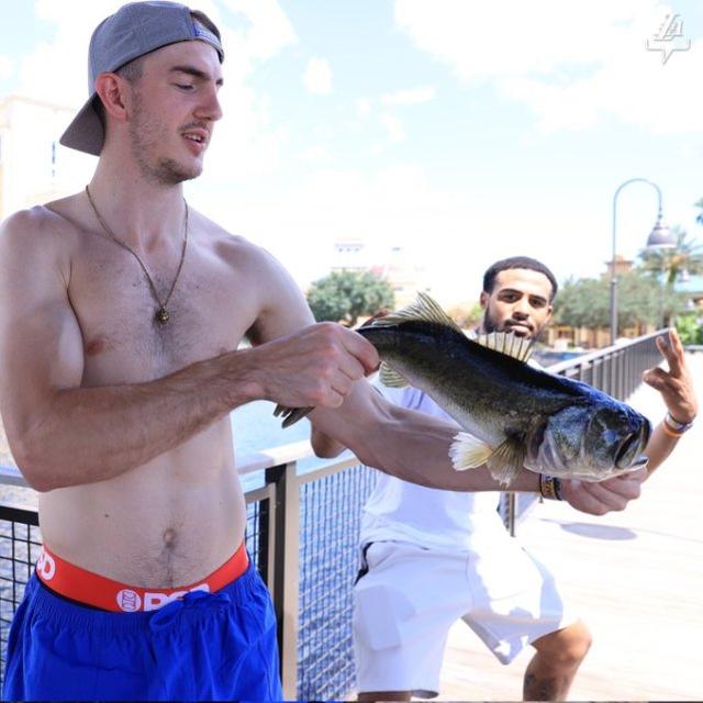 湖人釣魚放鬆，快艇訓練備戰！ 禿曼巴秀收穫，小卡單手抓球引熱議