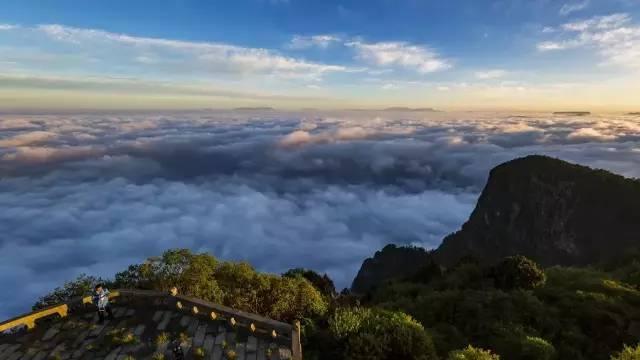 震撼！航拍四川名片峨眉山