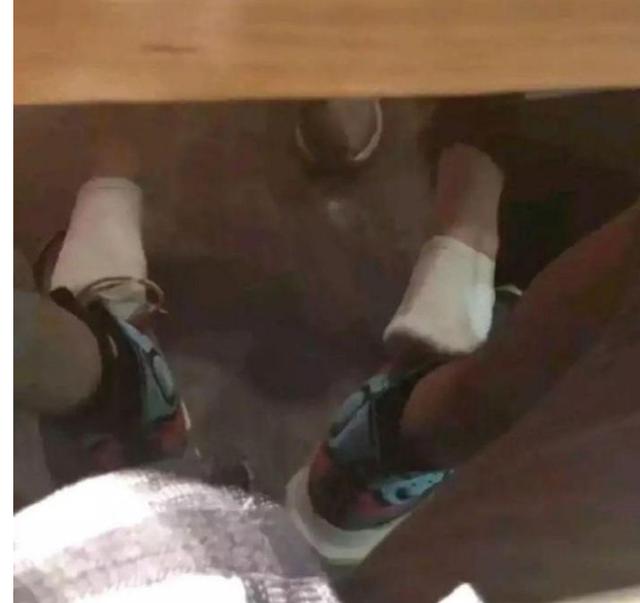 “和女同事约吃饭，她这动作什么意思，暗示我