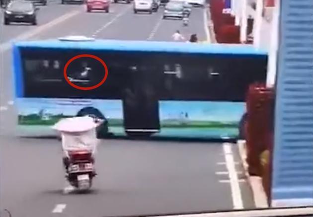 关键4秒发生了什么？贵州公交突然坠湖：“完美”躲避左右车辆
