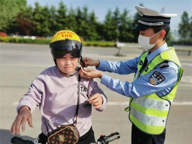 6月1日起，电动车正式实施“一盔一带”，外卖小哥：非得中暑才行