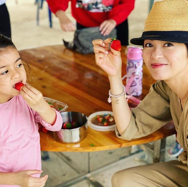 梁咏琪带女儿摘草莓体验农家乐，5岁Sophia亭亭玉立已有大长腿