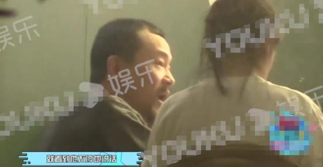 廖凡携老婆与友聚餐，席间热聊室内抽烟，饭毕当街搂肩牵手秀恩爱