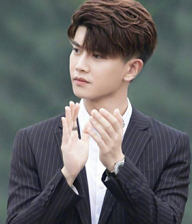 任嘉伦笑容的背后，连续拍摄三部作品咳嗽不停