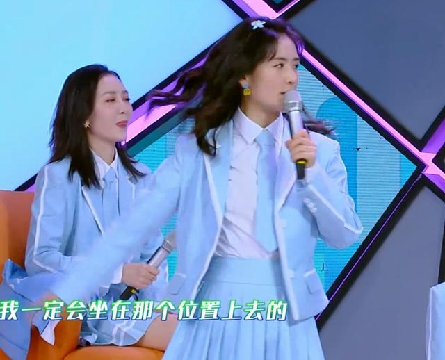 快本：6位女嘉宾穿短裙，其他人坐着都有毯子盖