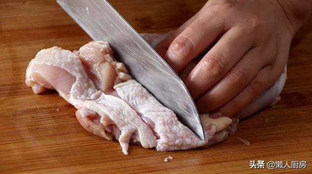 不用油炸不用烤，这是日式鸡肉串的做法，配上大葱一起吃，太香了