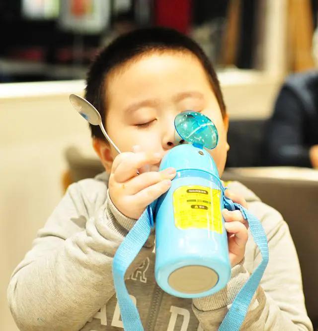 央视多次曝光“索命杯”，倒进去的开水变毒水