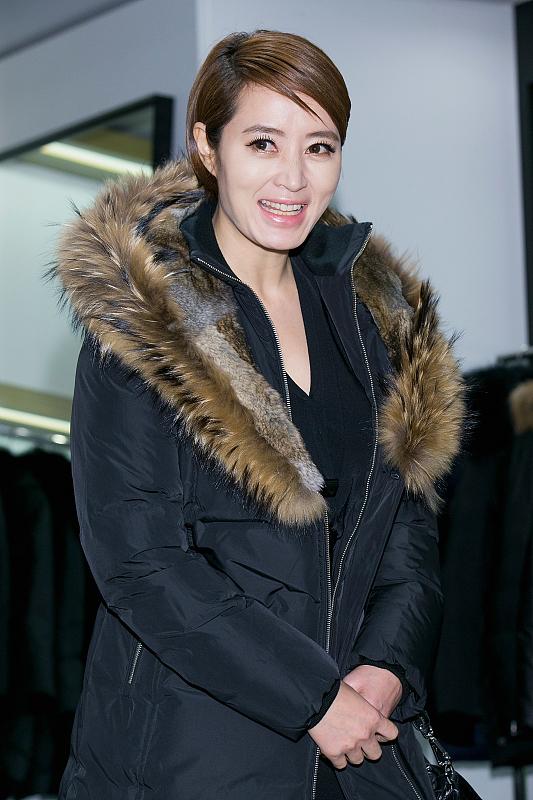 韩国2AM队长赵权服役时母亲患病，前辈姐姐金惠秀的举动令人感动