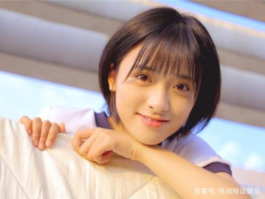 明星出道的机缘巧合，肖战出道前是设计师，沈月被当成模特救场