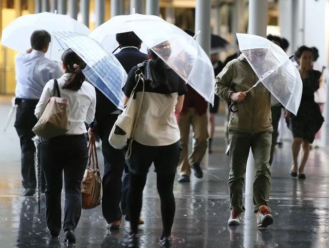 日本人为什么喜欢带长雨伞，很少有人带折叠伞？