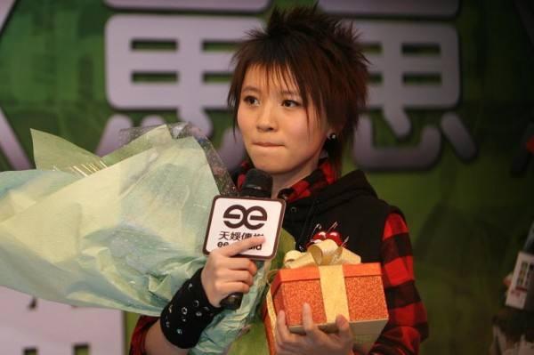 知名歌手新西兰摆地摊，佛系老板娘调皮任性，