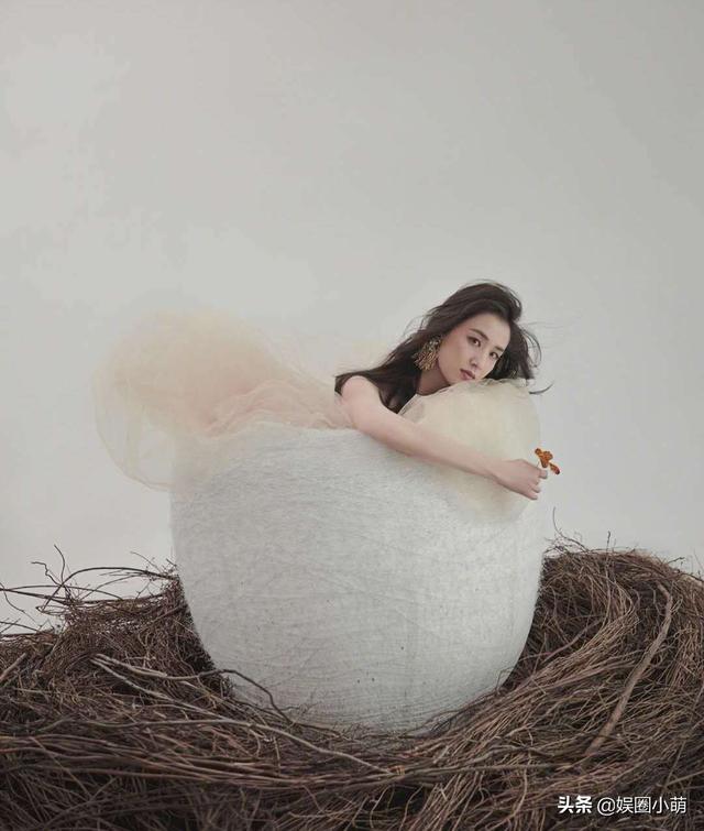 《乘风破浪的姐姐》黄圣依站姿火了，富太太就是不一样，装不出来