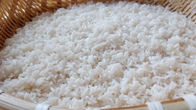 自制糯米肠家庭做法，软糯咸香，好吃又营养，出锅抢着吃，真解馋