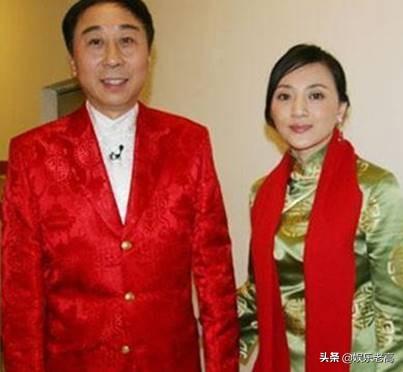 63岁冯巩庆祝结婚38周年，和孙子说相声，爷孙两年眉毛都长一样