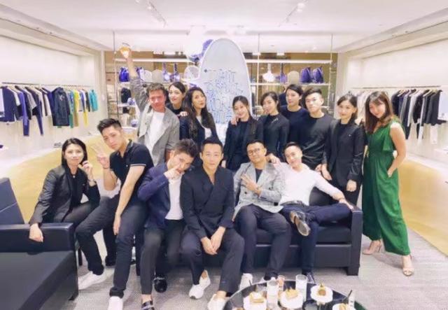 汪小菲提前庆生，被多名俊男美女、富豪包围，赖弘国表情成亮点