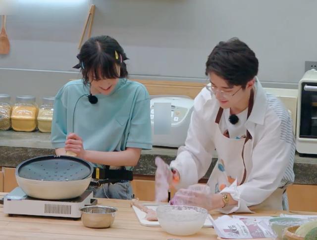 有种“时尚”叫郑爽的腰带，一条不够就用两条