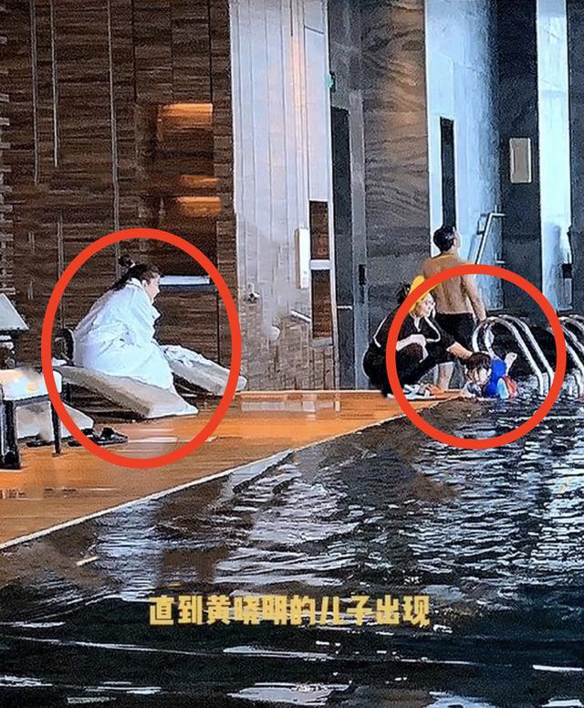 baby穿浴袍陪儿子游泳被偶遇，小海绵正脸出镜，神似黄晓明
