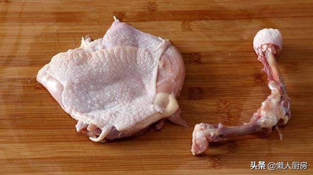 不用油炸不用烤，这是日式鸡肉串的做法，配上大葱一起吃，太香了