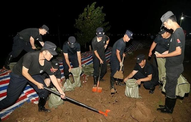 「防汛一線」團風縣公安局搶險突擊隊雨夜搶筑血防圩堤