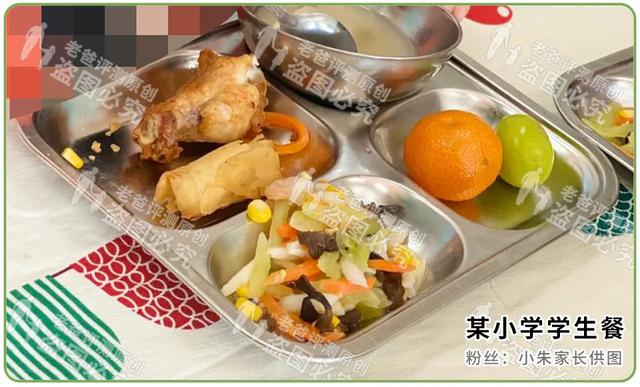 采访几位家长，发现孩子在校吃的学生餐竟是这样的