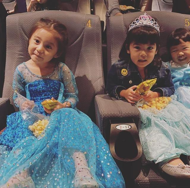 贾静雯一家四口包场请好友看电影，霍建华疑带女儿同行变超级奶爸