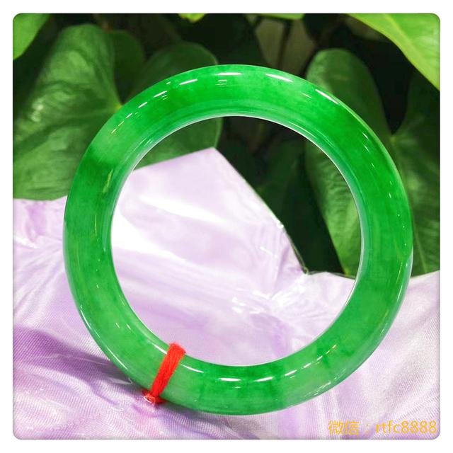 翡翠手镯到底佩戴在左手好还是右手好如果戴不好还不如不戴