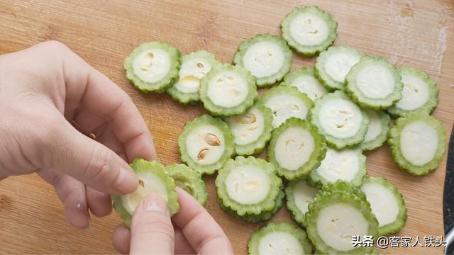 土豆加1根苦瓜这样做，出锅孩子吃不停嘴，口感好味又香，超解馋