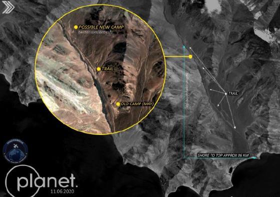 美卫星拍到班公湖一幕，大批士兵沿山脊出击，印军被冲得七零八落