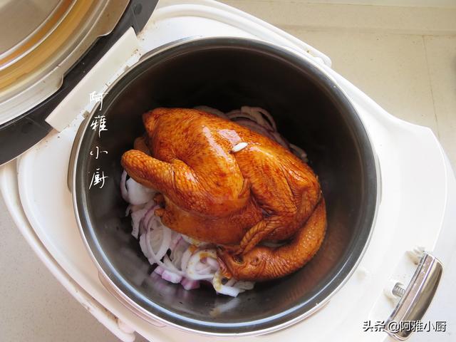 把1只鸡扔进电饭煲，不用放一滴水和油，出锅比烤鸡还好吃，真香
