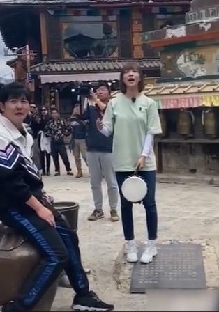 《极挑》录制事多，郭京飞王珞丹坐雕塑踩石碑，周冬雨脚踢古建筑