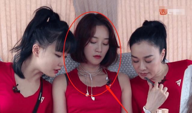 蓝盈莹洗漱后吃火锅，还没化妆就被拍下，30岁的