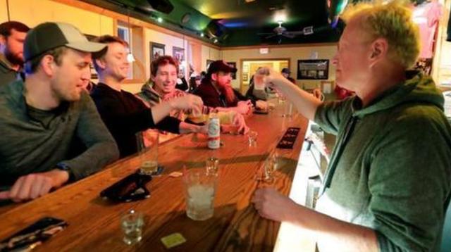 美国居家令被推翻后，民众聚集酒吧庆祝，全球