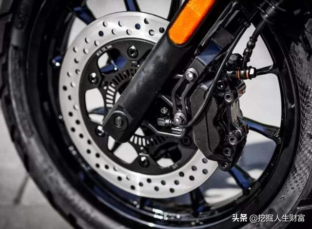 你的哈雷来了，前后碟刹+ABS，座高710极速136km/h